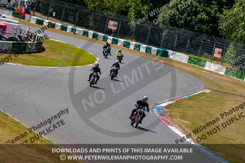 Vintage motorcycle club;eventdigitalimages;mallory park;mallory park trackday photographs;no limits trackdays;peter wileman photography;trackday digital images;trackday photos;vmcc festival 1000 bikes photographs